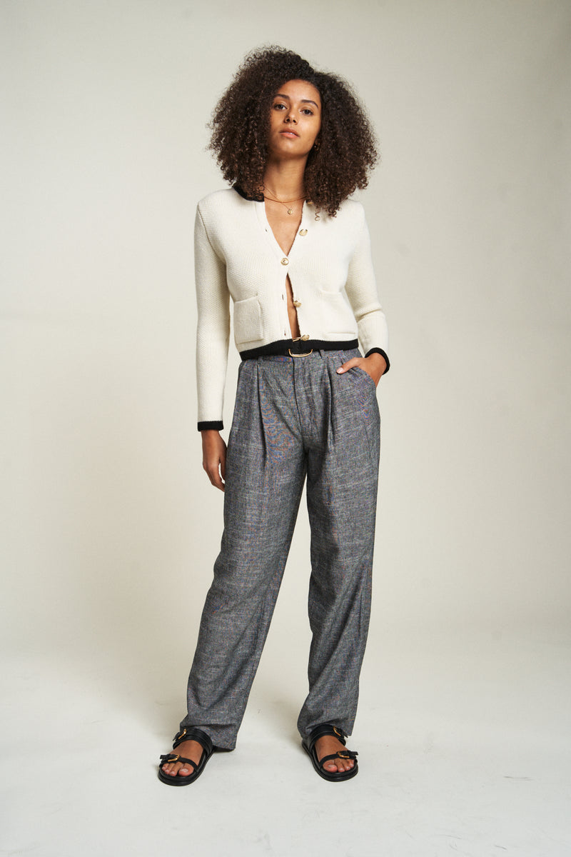Woman facing forward wearing women&