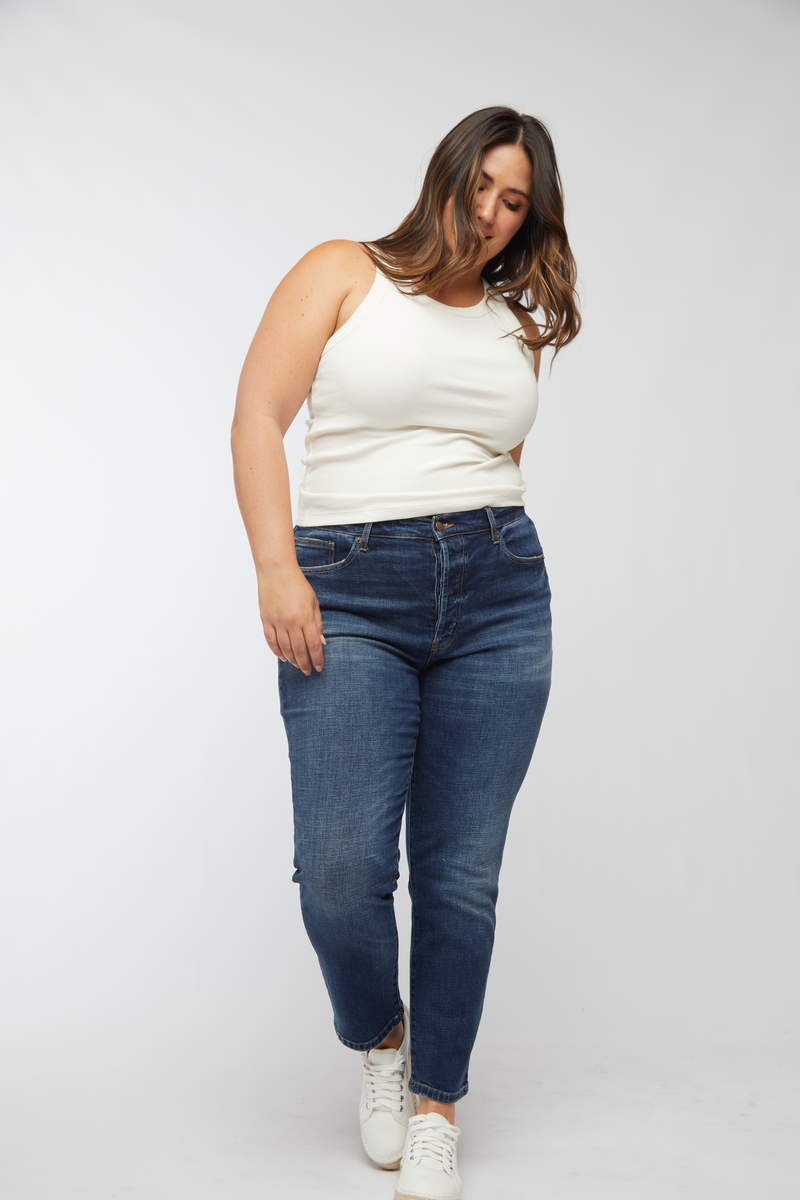 Jessica is Size 32 and 5’8”