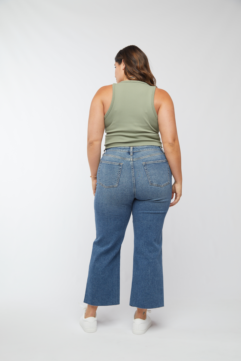 Jessica is Size 32 and 5’8”