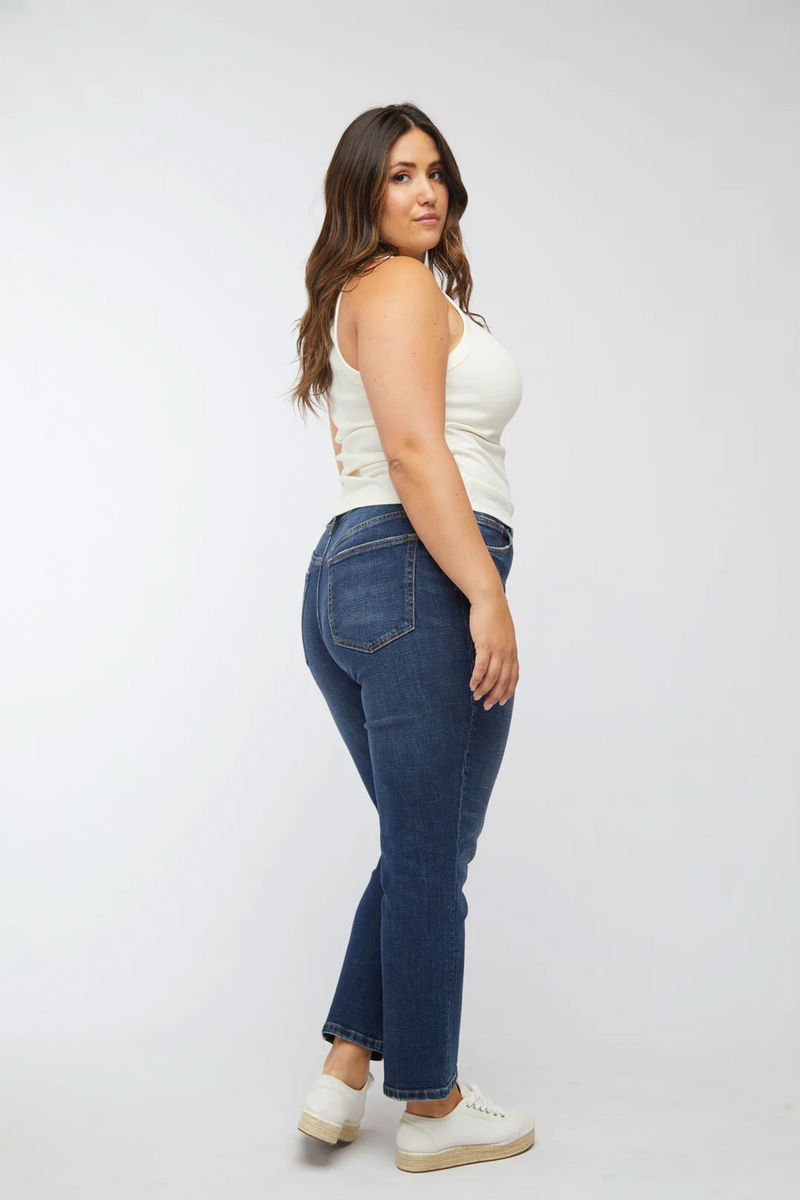 Jessica is Size 32 and 5’8”