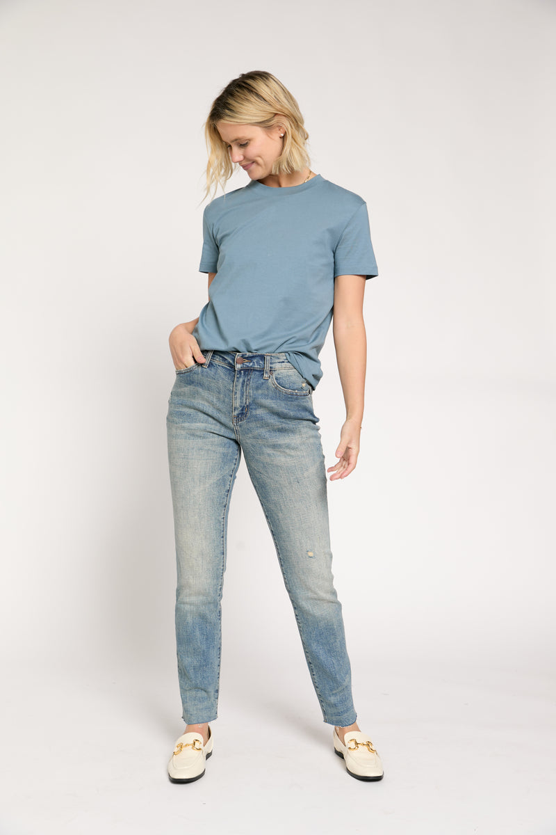 Model standing confidently in women’s straight leg jeans, classic blue color, with a relaxed fit for a stylish, comfortable look.